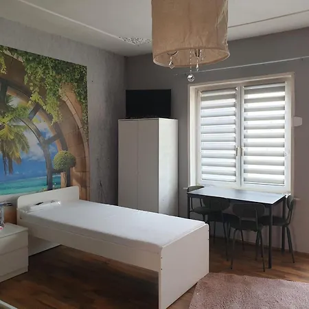 Einfache Monteurwohnung In شقة